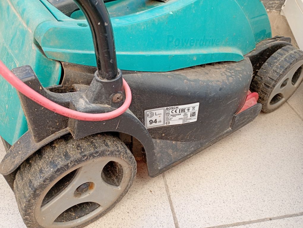 Mașină de tuns iarba Bosch ARM 32 (fără curea și recipient colector)