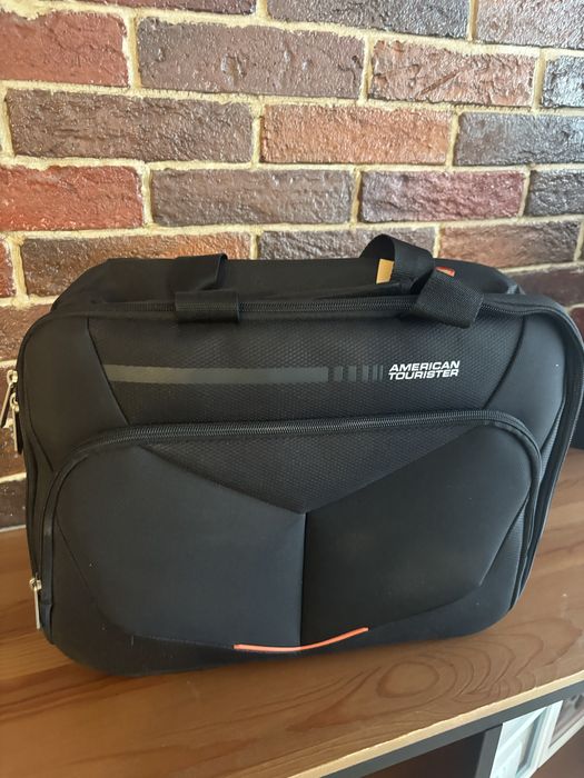 Нова American Tourister чанта за ръчен багаж с етикет