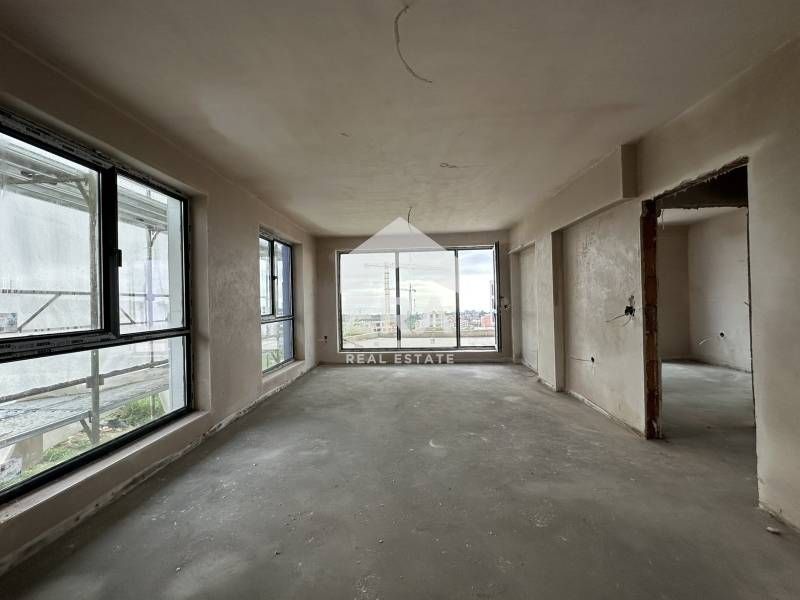 Тристаен, ексклузивен, източен апартамент за продажба, с голяма дневна