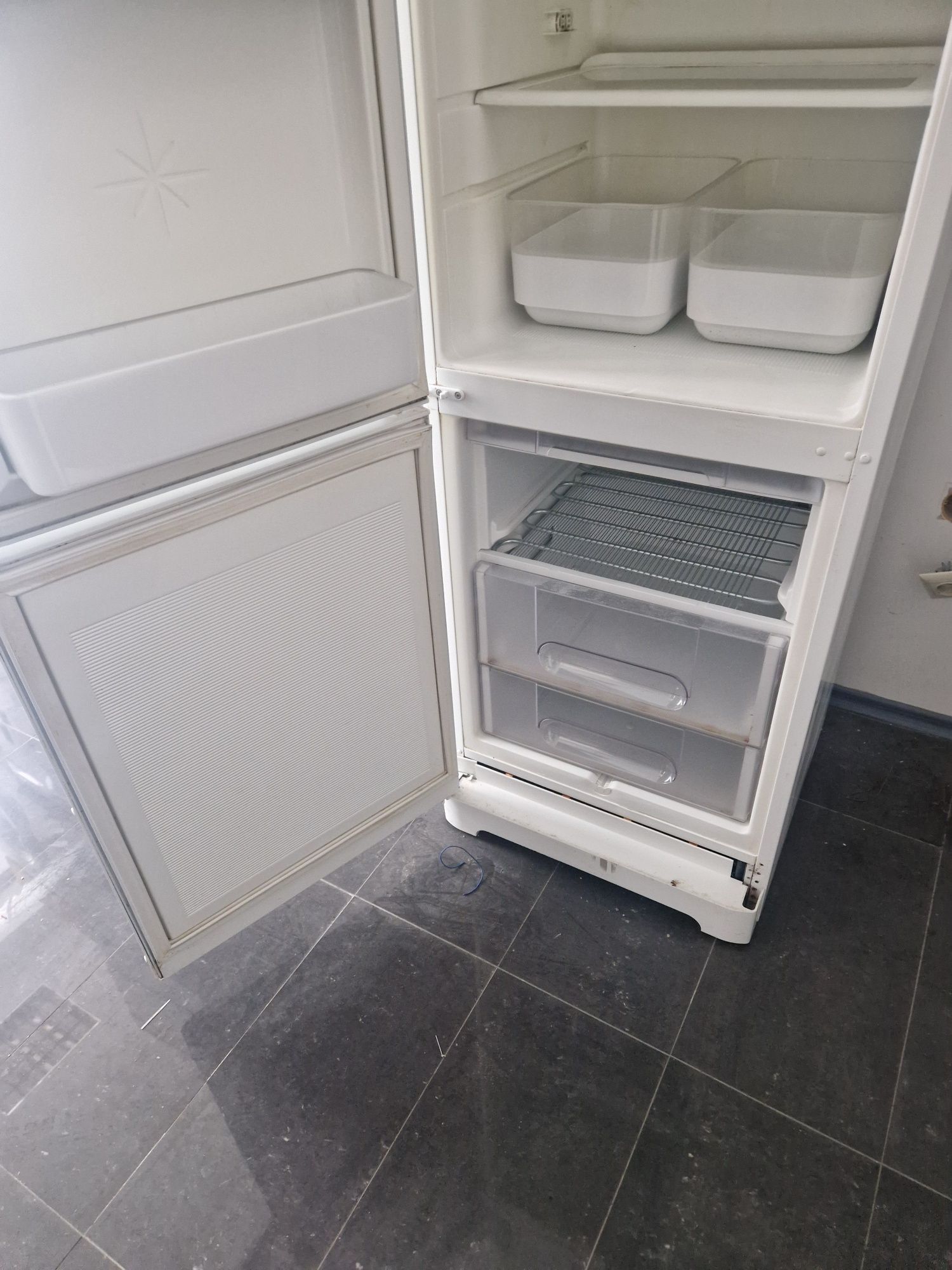 Хладилник с Фризер Vestfros A+ 200/60/60