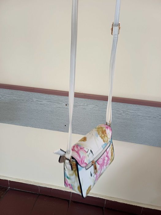 Нова дамска чанта на цветя Guess