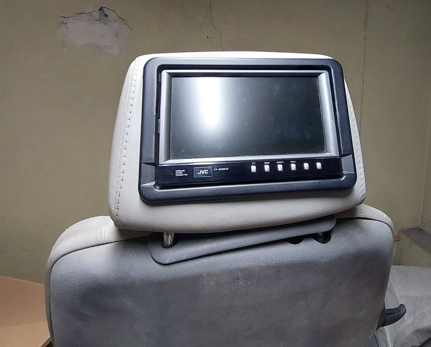 Автомобилни седалки с монитори. Кожени