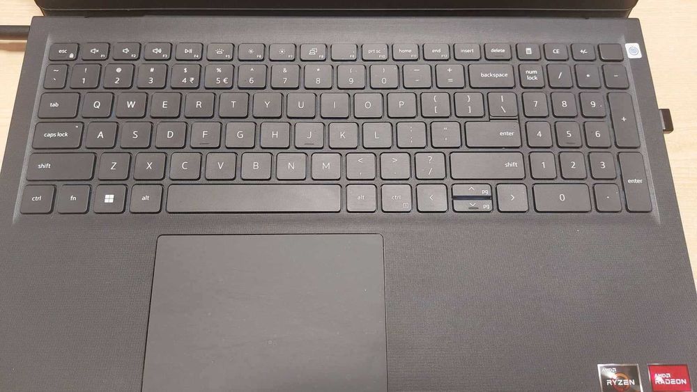 Лаптоп Dell Vostro 3535