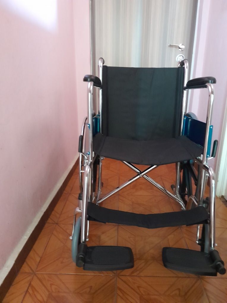 Vind scaun cu rotile 650 lei negociabil