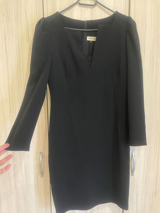 Стилна черна рокля с дантела на диколтето