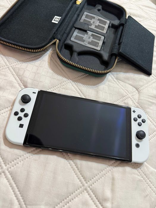 Nintendo Switch OLED + Zelda калъф + Hogwarts Legacy