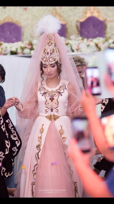 Шикарное платье в национал стиле.Образ от Даны Наби и Жулдыз Махат