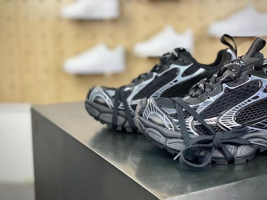 39 Номер.  Balenciaga Runner silver-black