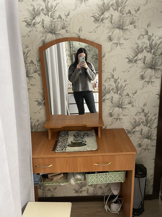 Отдам трюмо/туалетный столик