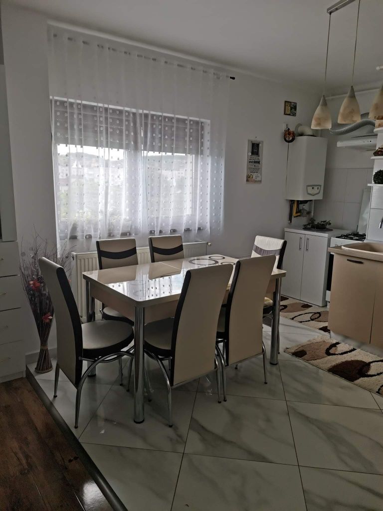 Apartament de vânzare , cu douā camere  complet mobilat