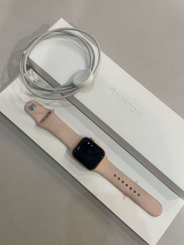 Apple Watch 7, 40mm.