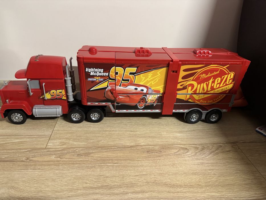 Camion Mack Mega şi pistă de curse 2-în-1