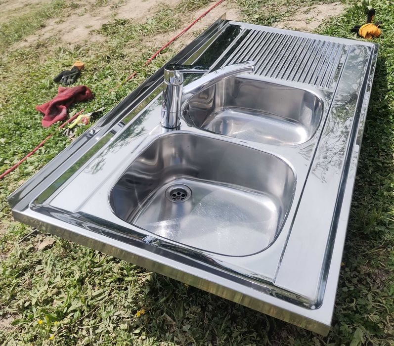 Vând chiuvetă dublă inox FRANKE + baterie.