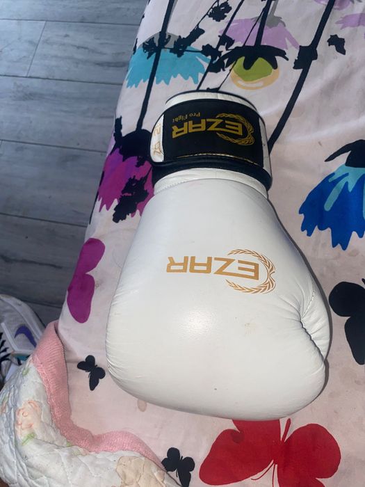 Vand manusi de box cezar