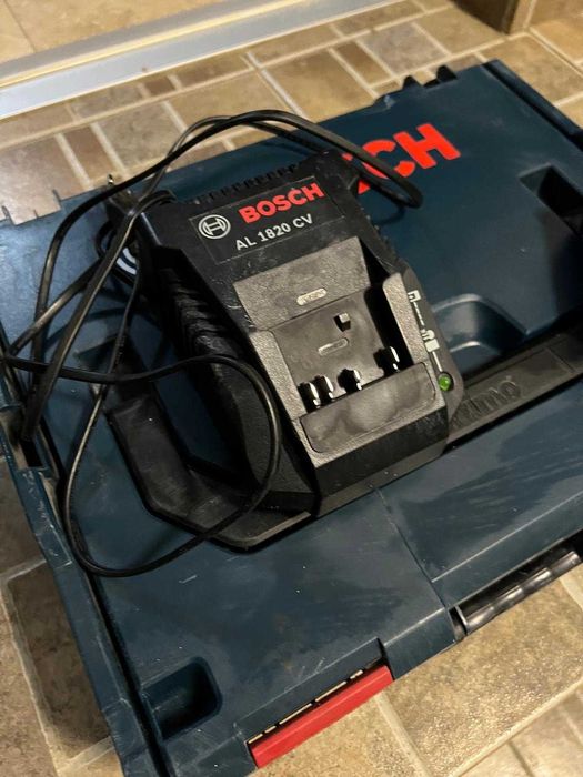 Set 2 acumulatori Bosch Professional cu incarcator