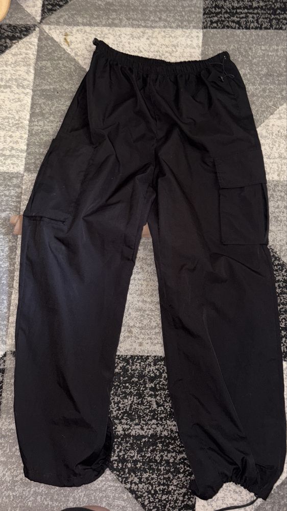 Pantaloni cargo din fâș cu scris pe spate mărimea L ca si noi