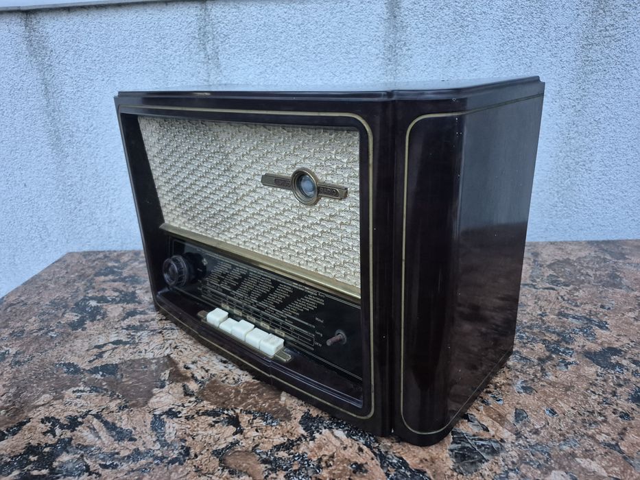 Radio  cu lampi carcasa ebonita ,model Rekord