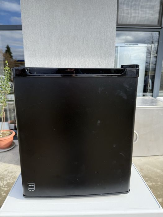 Черен минибар - малък хладилник