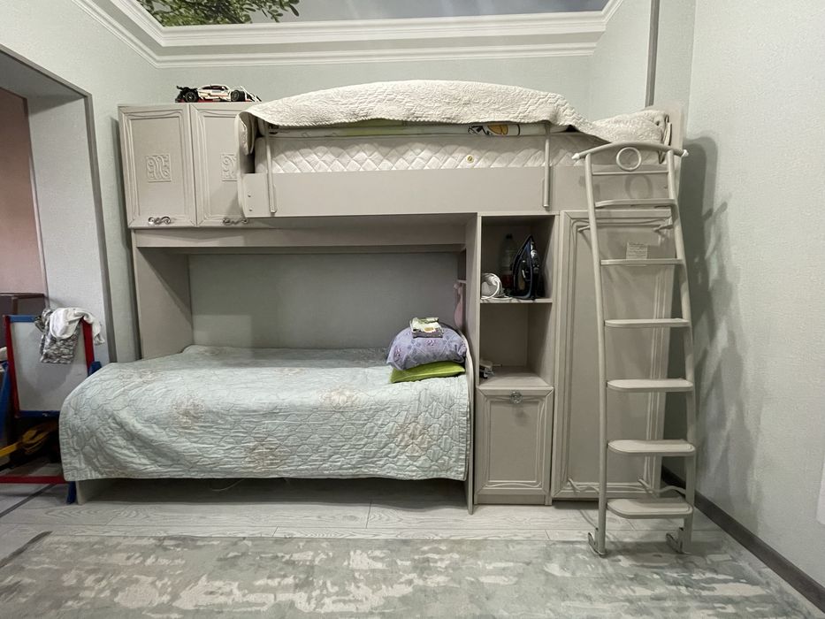 Кровать из МДФ . Для подростков и в хорошем и рабочем      состоянии .