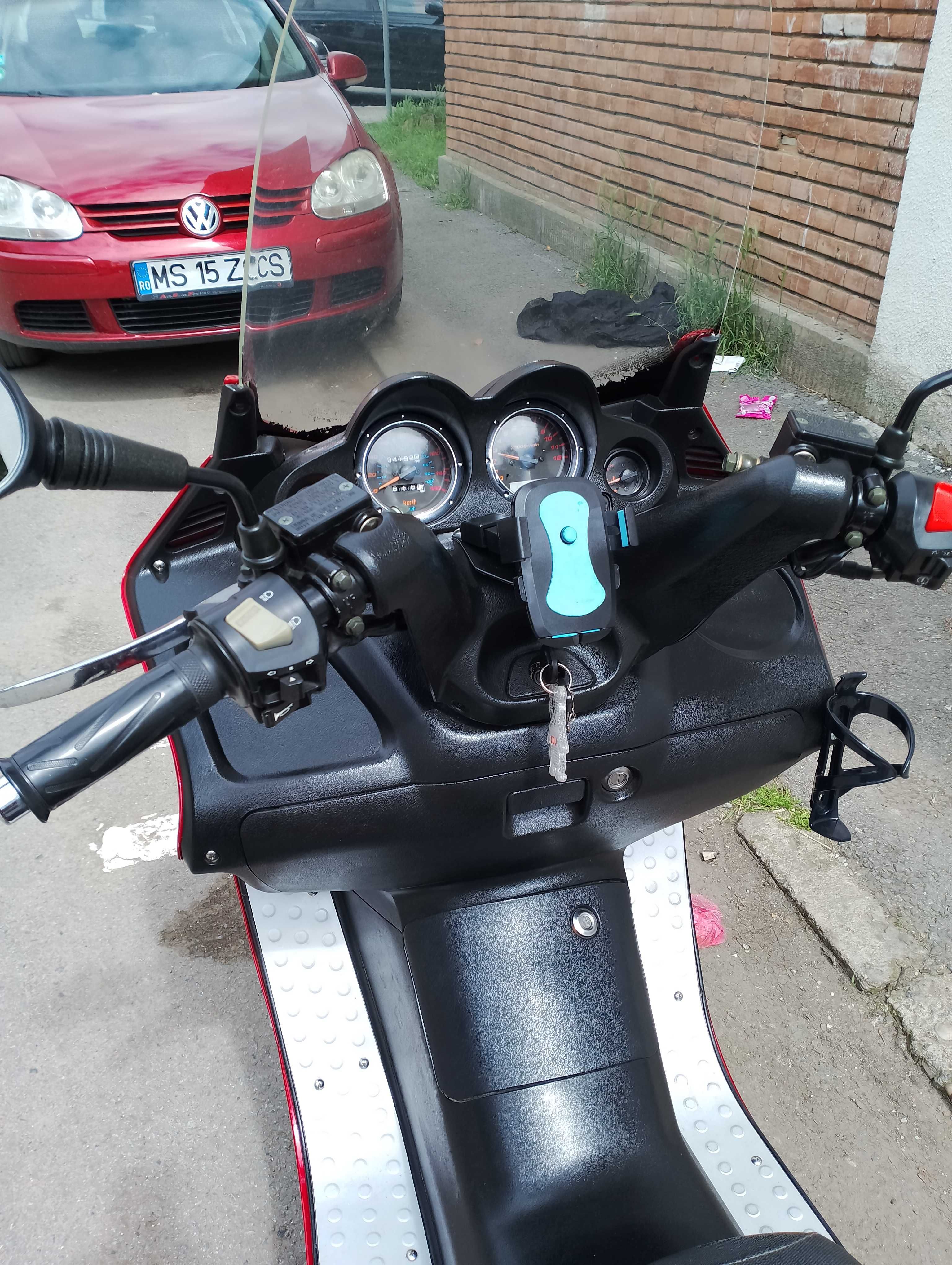 Scuter de 250 cmc marca Jonway.