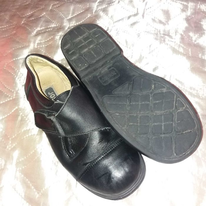 Обувки Nike 34 номер с подарък официални кожени обувки