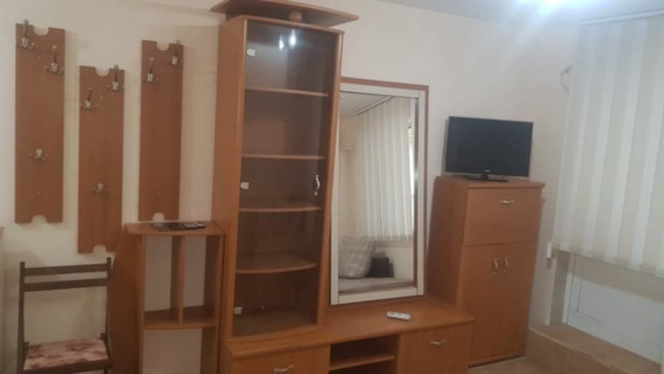 Собственик дава под наем обзаведена боксионера кв. Цветен ул.Божур