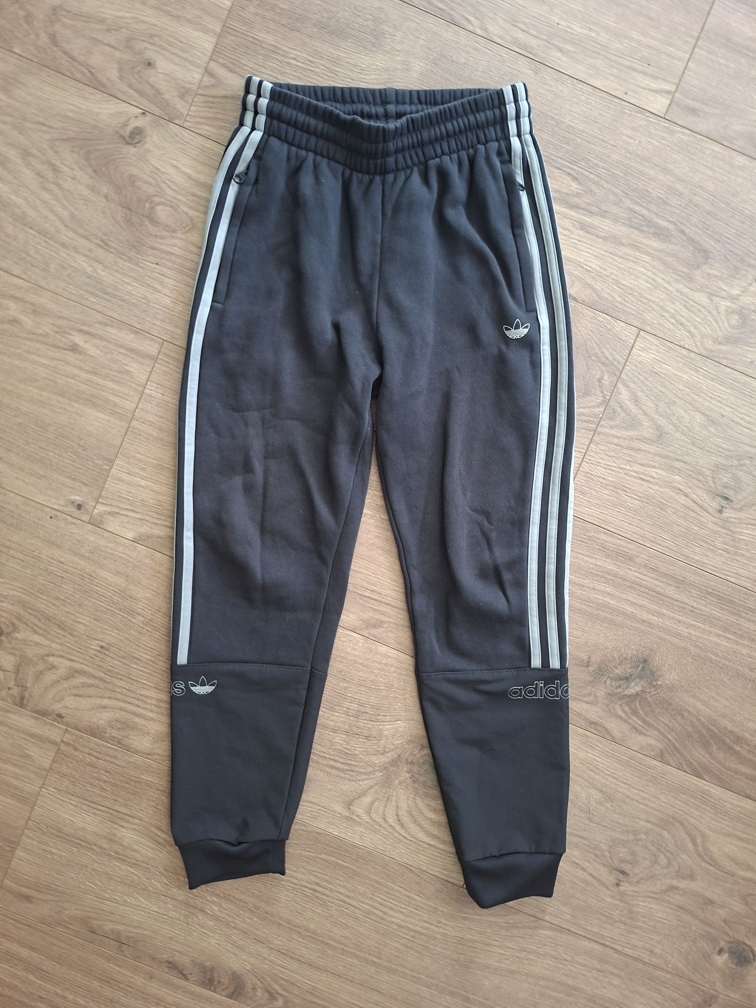 Adidas оригинално долнище, като ново.