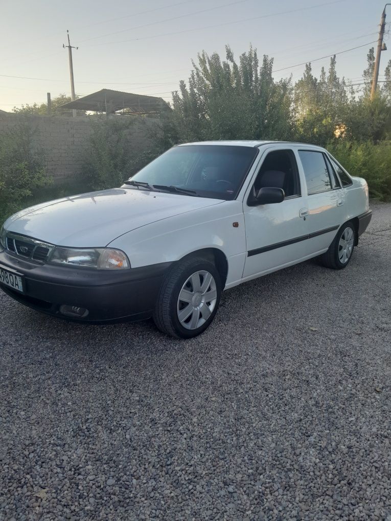 Nexia 1 sons rangi oq 2001 xolati yaxshi gazi bor metan