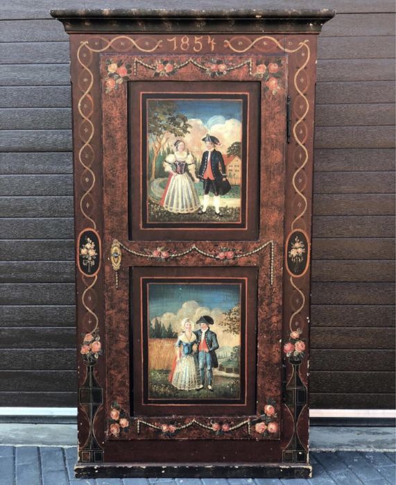 Dulap vechi de colecție