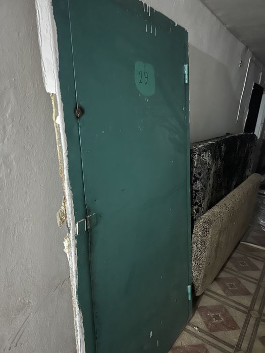 Продаеться железный дверь