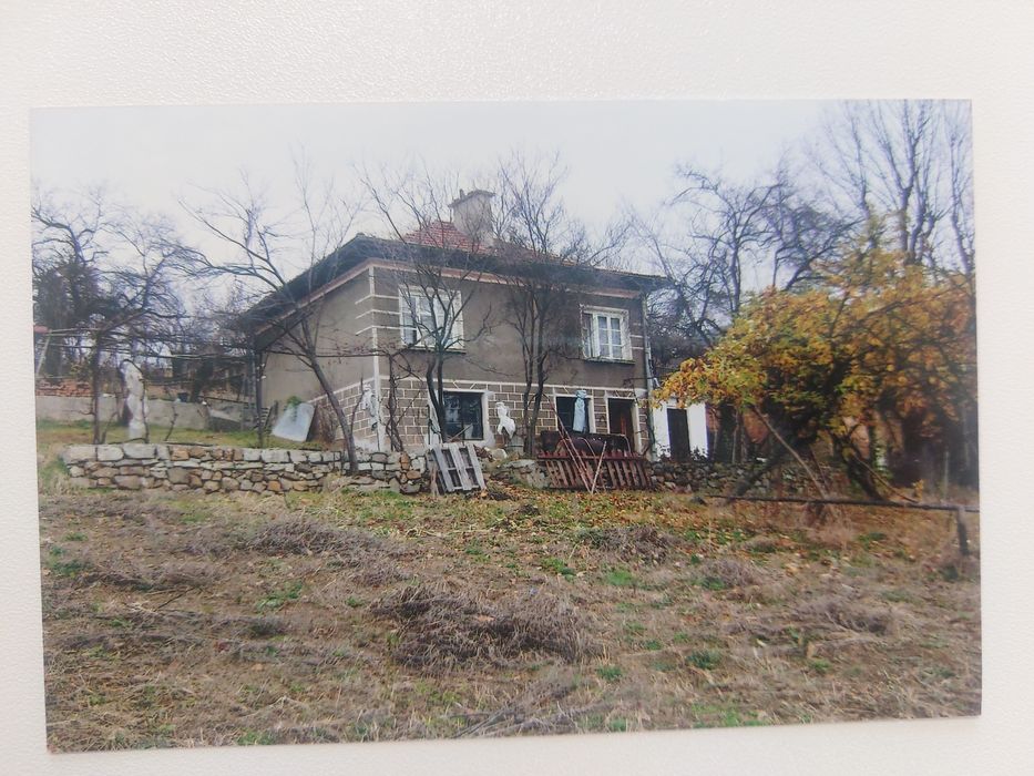 Продава къща с двор в с. Желен до гр. Своге на около 40 км. от София