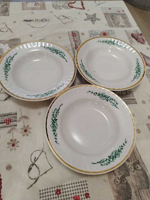 Три бели порцеланови сервиза за хранене