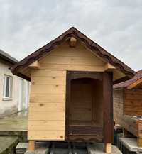 Дървена къща за куче.