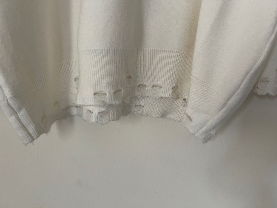 Pulover lung alb cu detalii guler mâneci