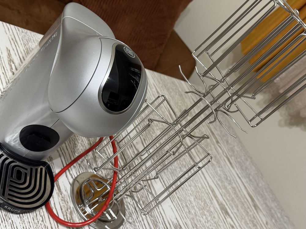 Кафе машина Nescafe Dolce Gusto Genio S Plus + стойка за капсули