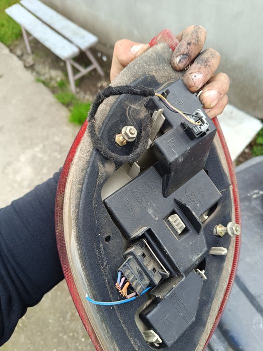 Faruri și triple Ford Ka an 2002