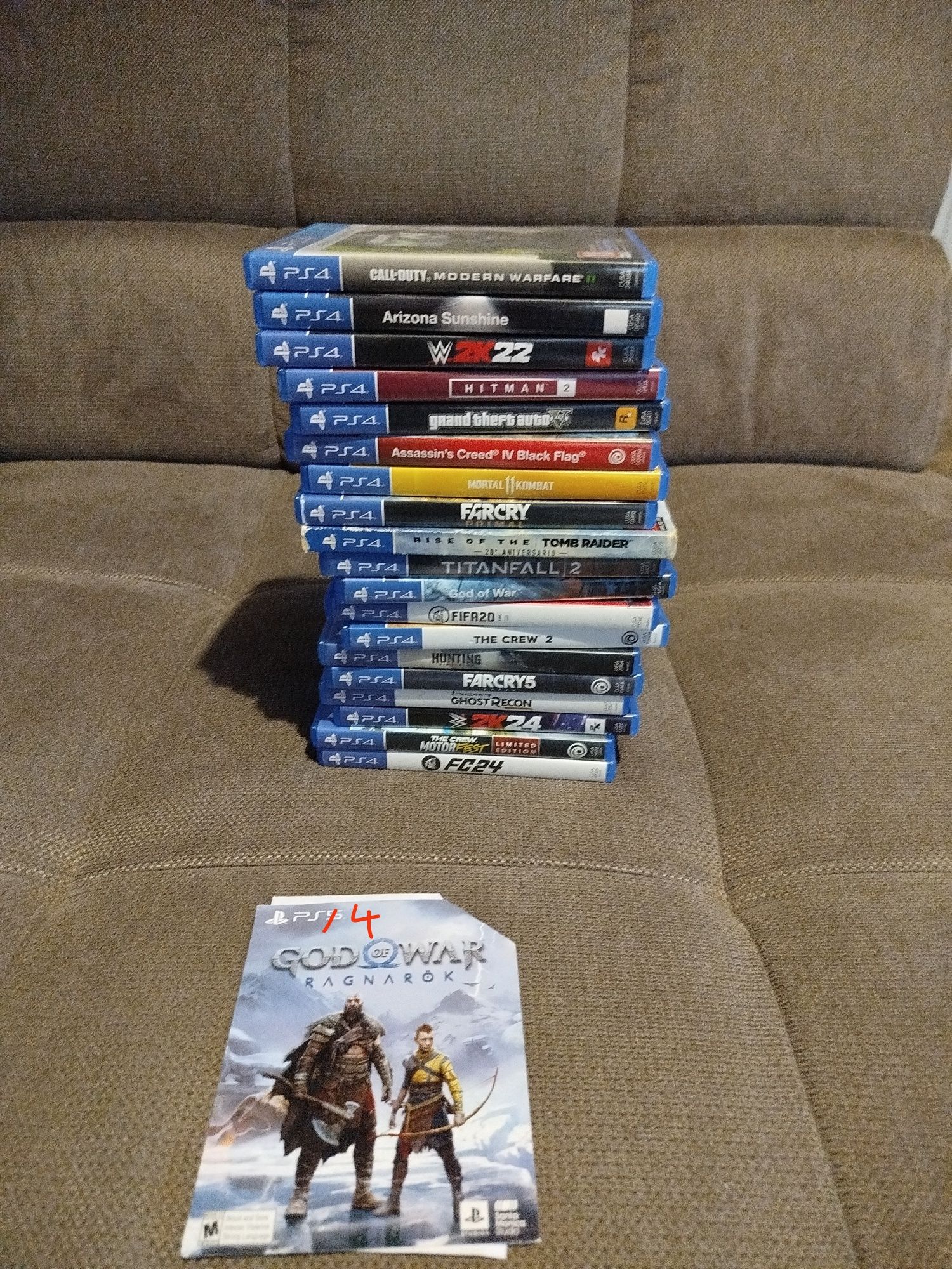 Vând ps4 slim de 256 gb +20 de jocuri + un controller