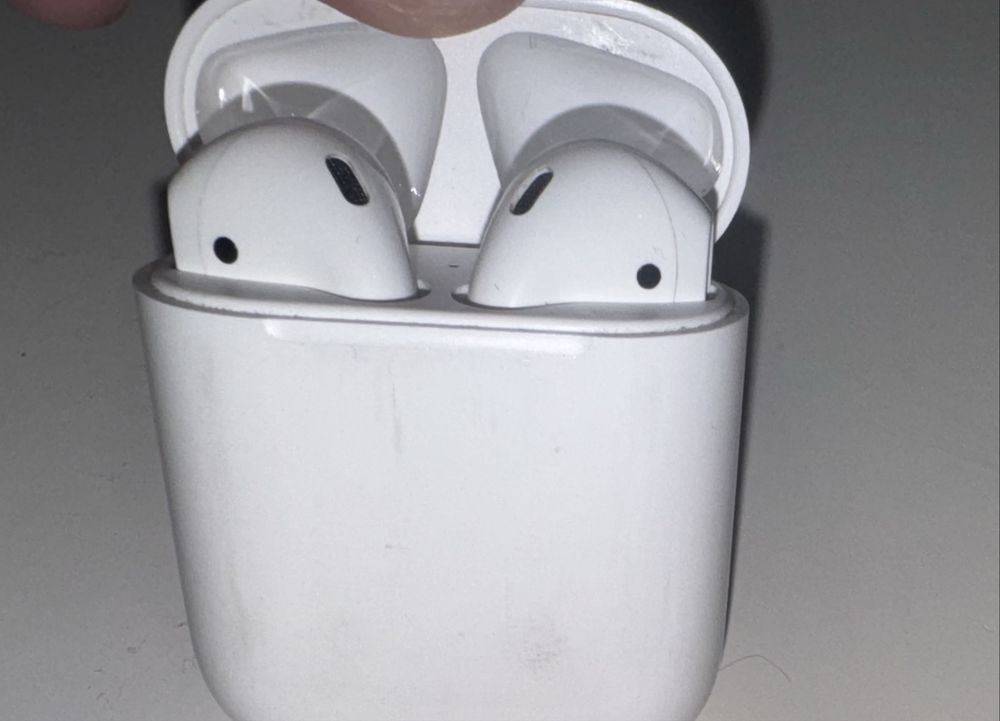AirPods 1. В идеальном состоянии, работают идеально, дефектов нету.
