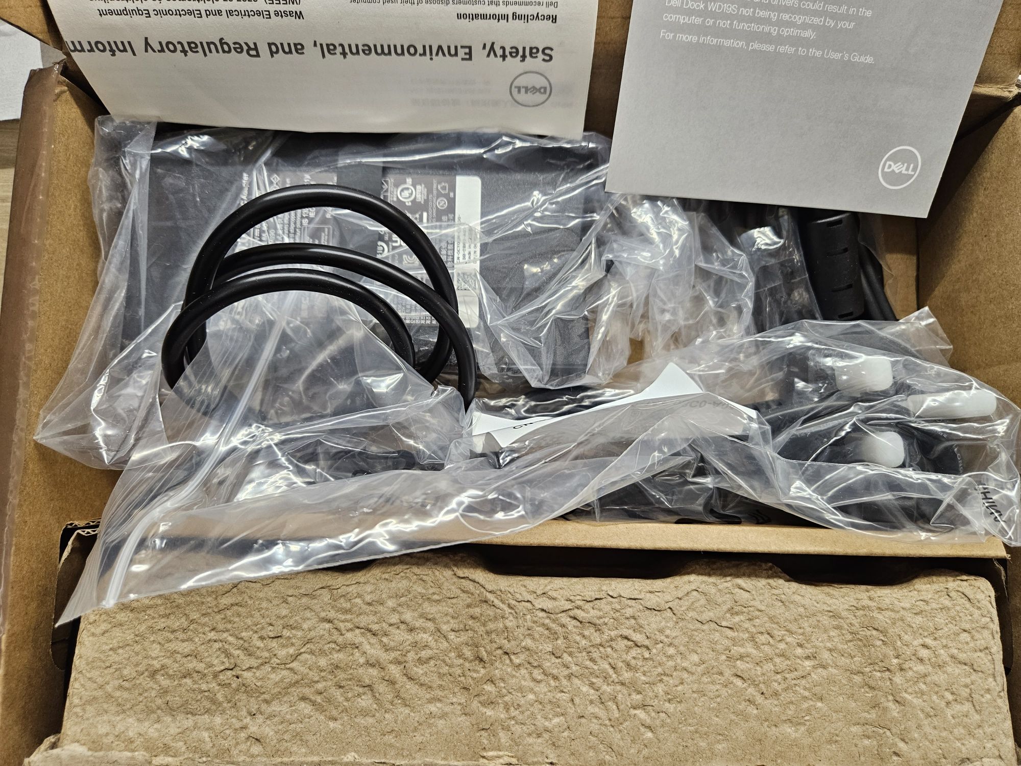Продавам docking station wd19s