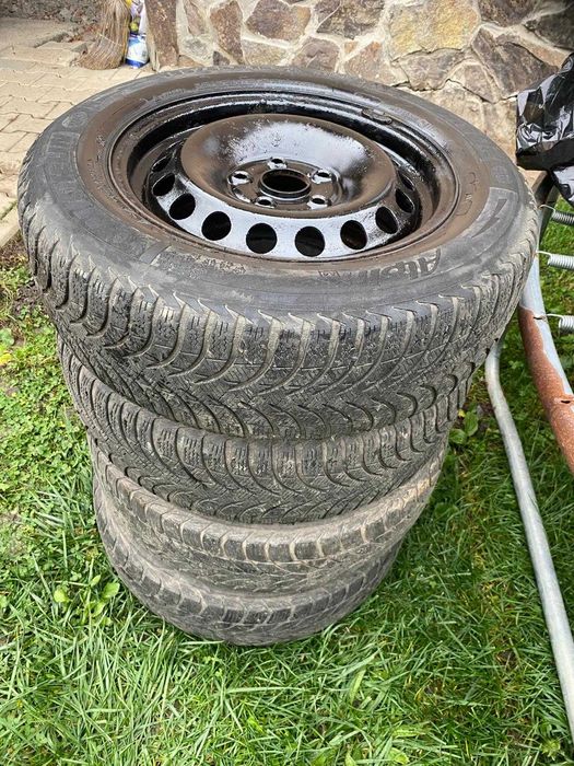 De vanzare  4 anvelope de iarna 195-65-R15 cu janta si capac