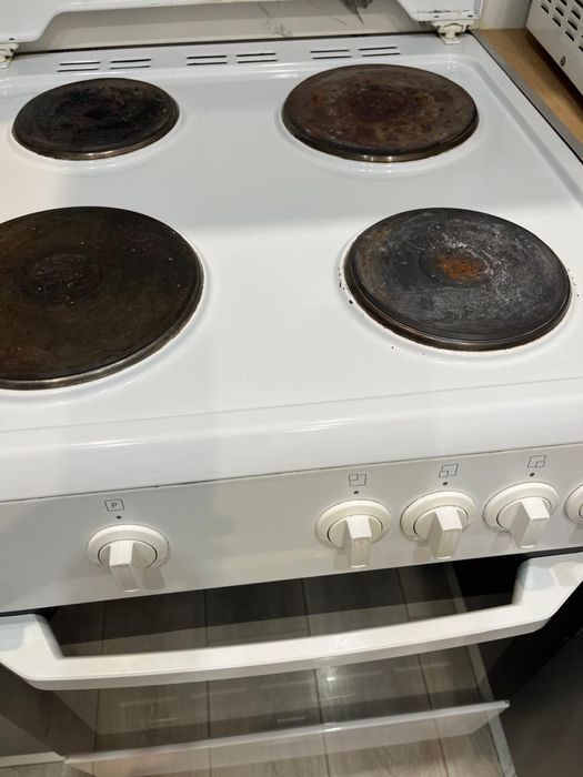 Печка б.у.Состояние среднее.Духовка работает