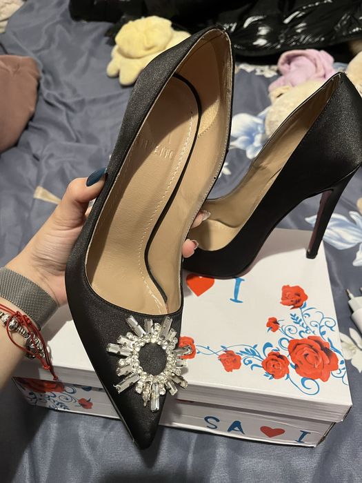 Елегантни черни обувки на висок ток