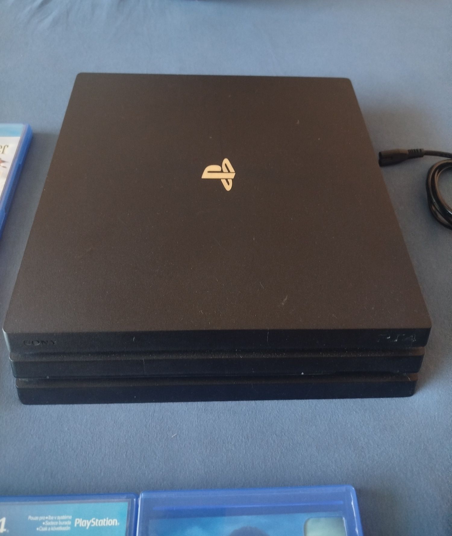 Ps4 Pro + 11 игри + джойстик и кабели