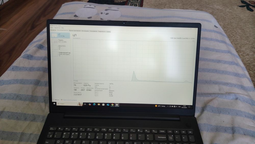 Lenovo V15  Intel core i5.