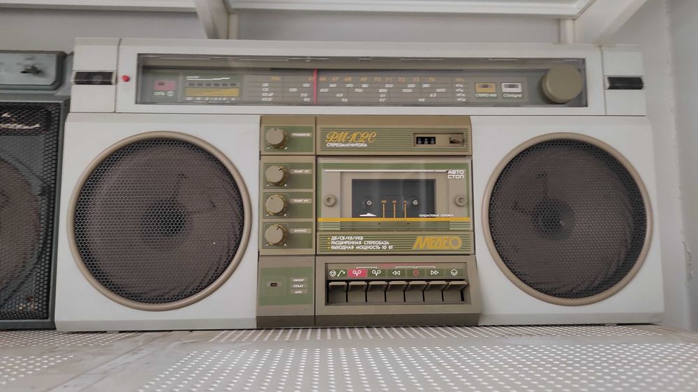 Кассетная магнитола "Медео-102-стерео".