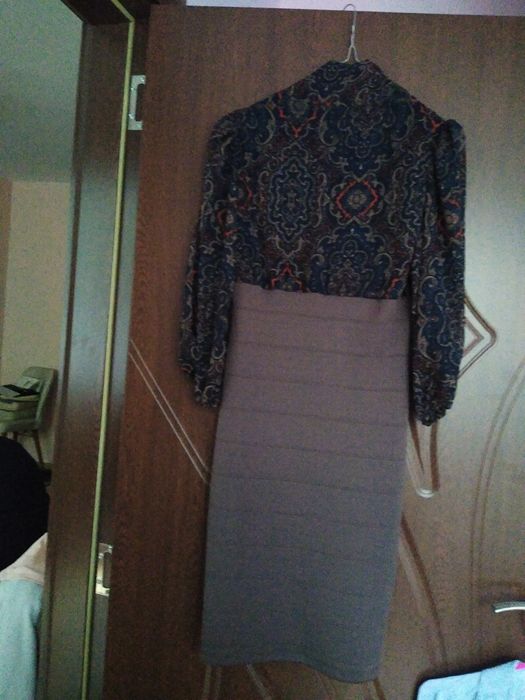 Дамска рокля с дълги ръкави.