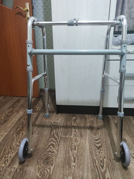 Ходунки для пожилых людей