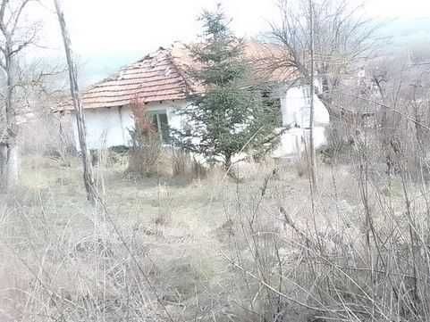 Продавам къща с двор