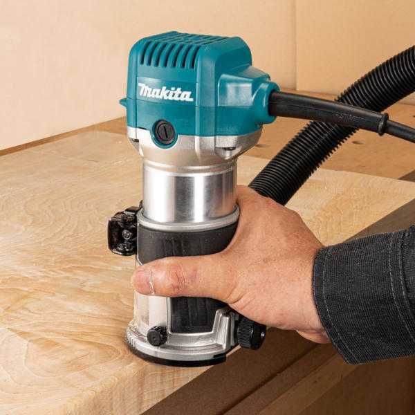 FREZA Makita RT0702CX3J Multifunction Router
