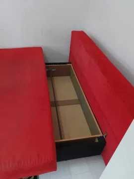 vand canapea rosie extensibila